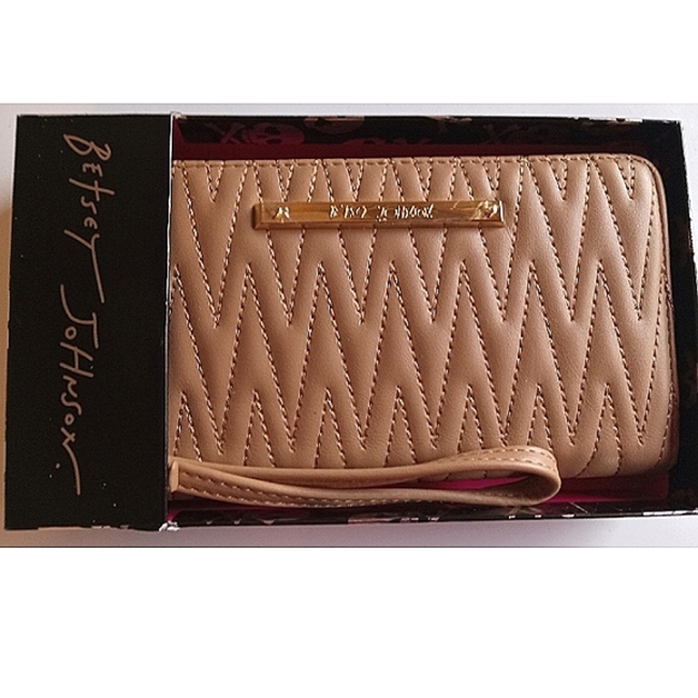 NWOT Betsey Johnson Wristlet